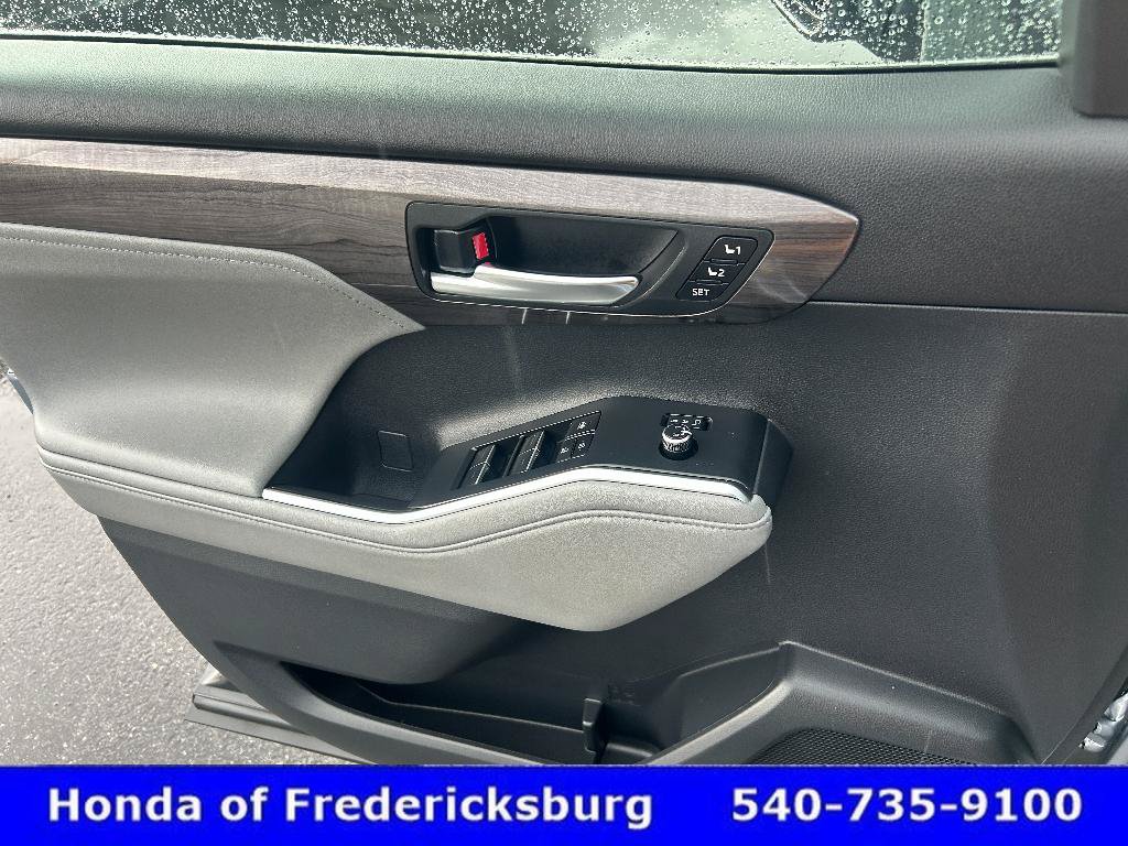 Used 2024 Toyota Highlander Limited AWD/4WD image 26