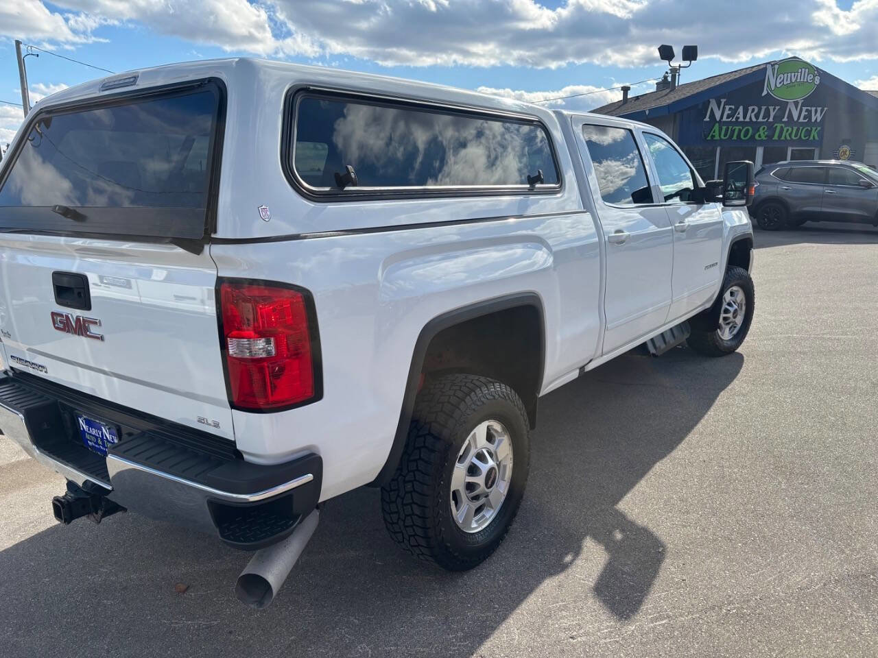 Used 2017 GMC Sierra 2500 SLE w/ Suspension Package, Off-Road AWD/4WD image 5