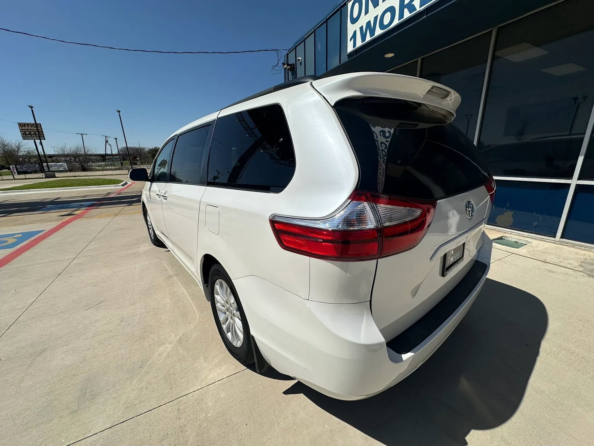Used 2015 Toyota Sienna XLE image 3