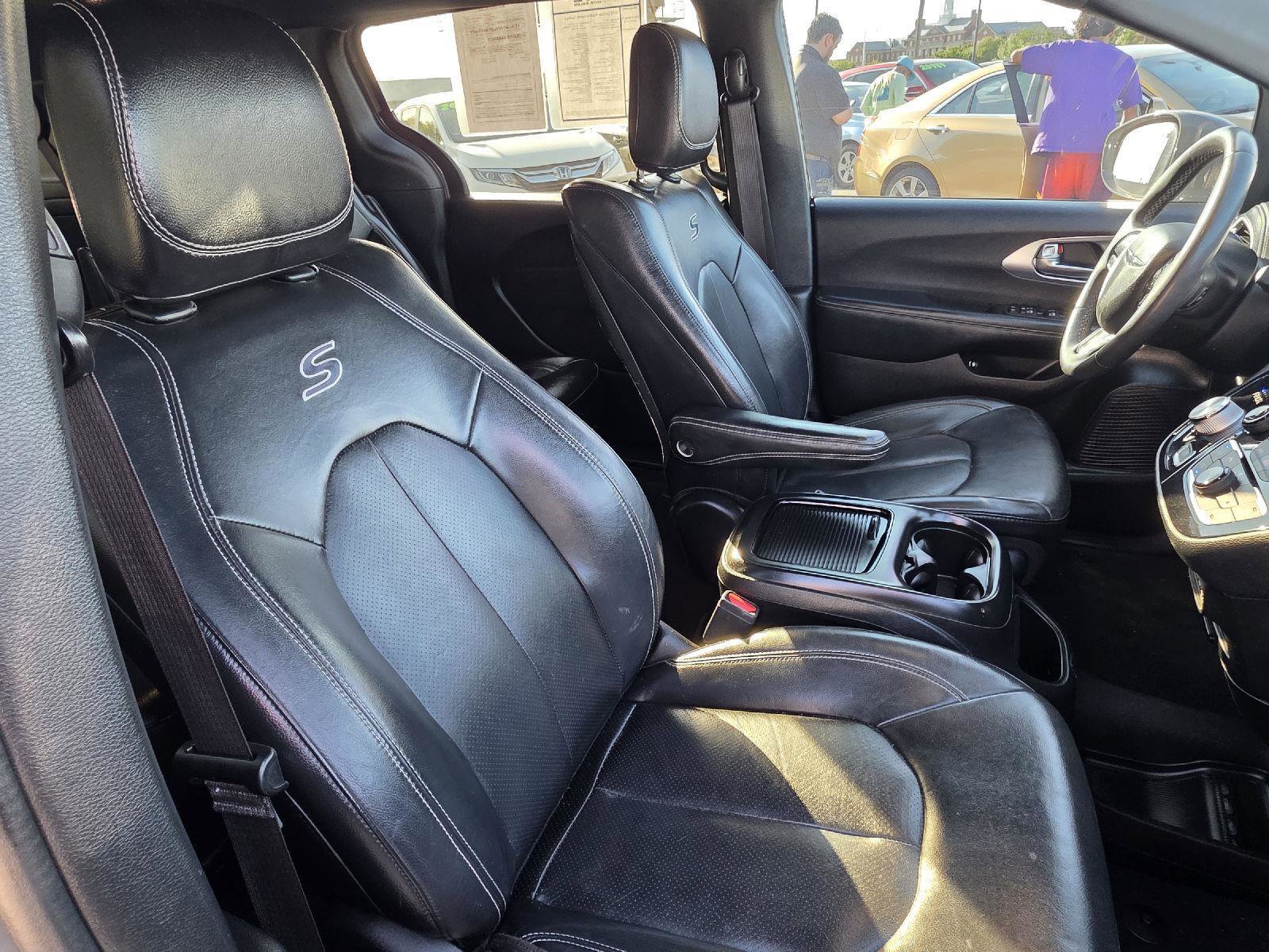 Used 2022 Chrysler Pacifica Touring-L w/ Uconnect Theater Family Group FWD image 25