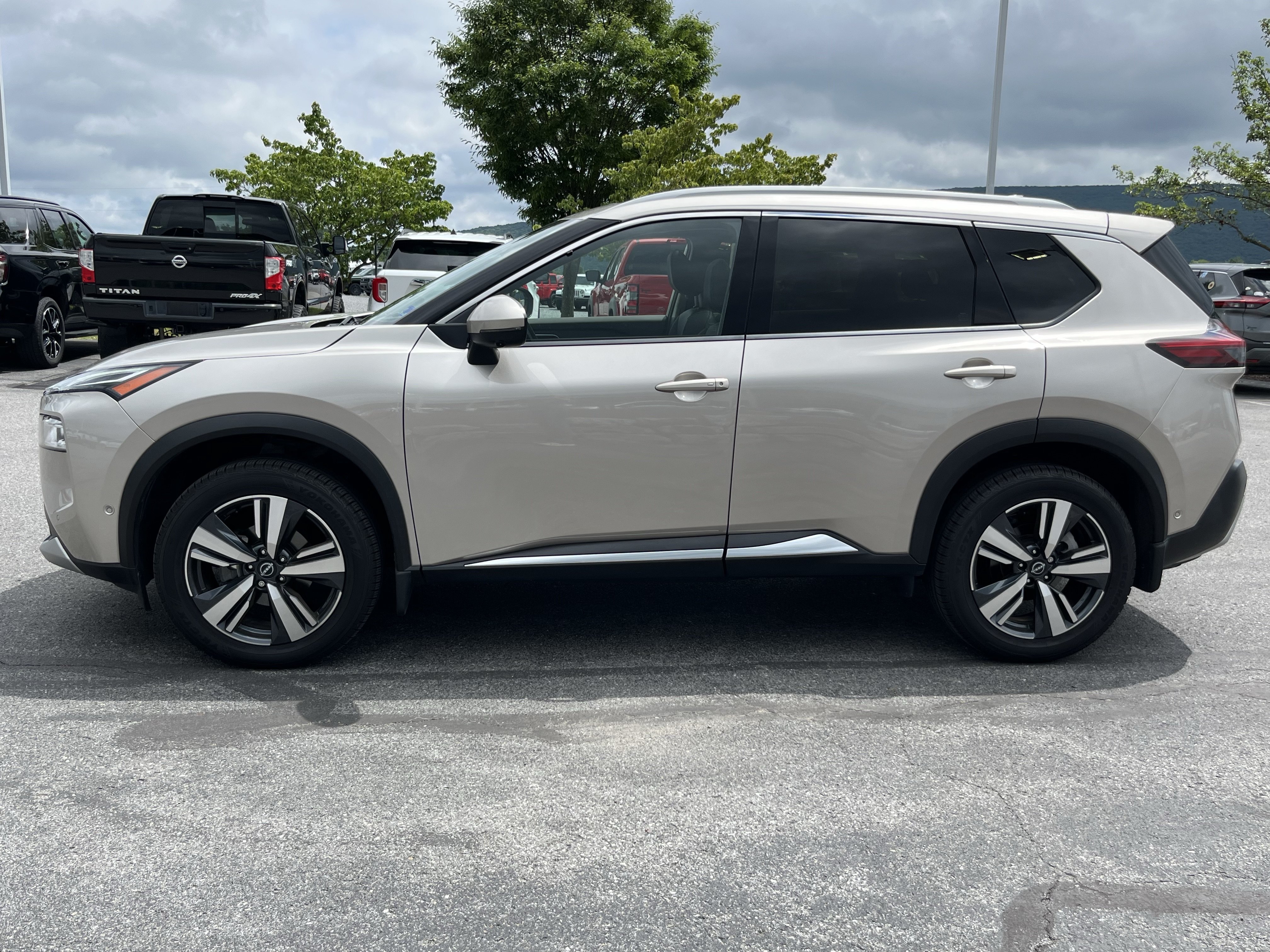 Used 2023 Nissan Rogue Platinum w/ Platinum Premium Package AWD/4WD image 10