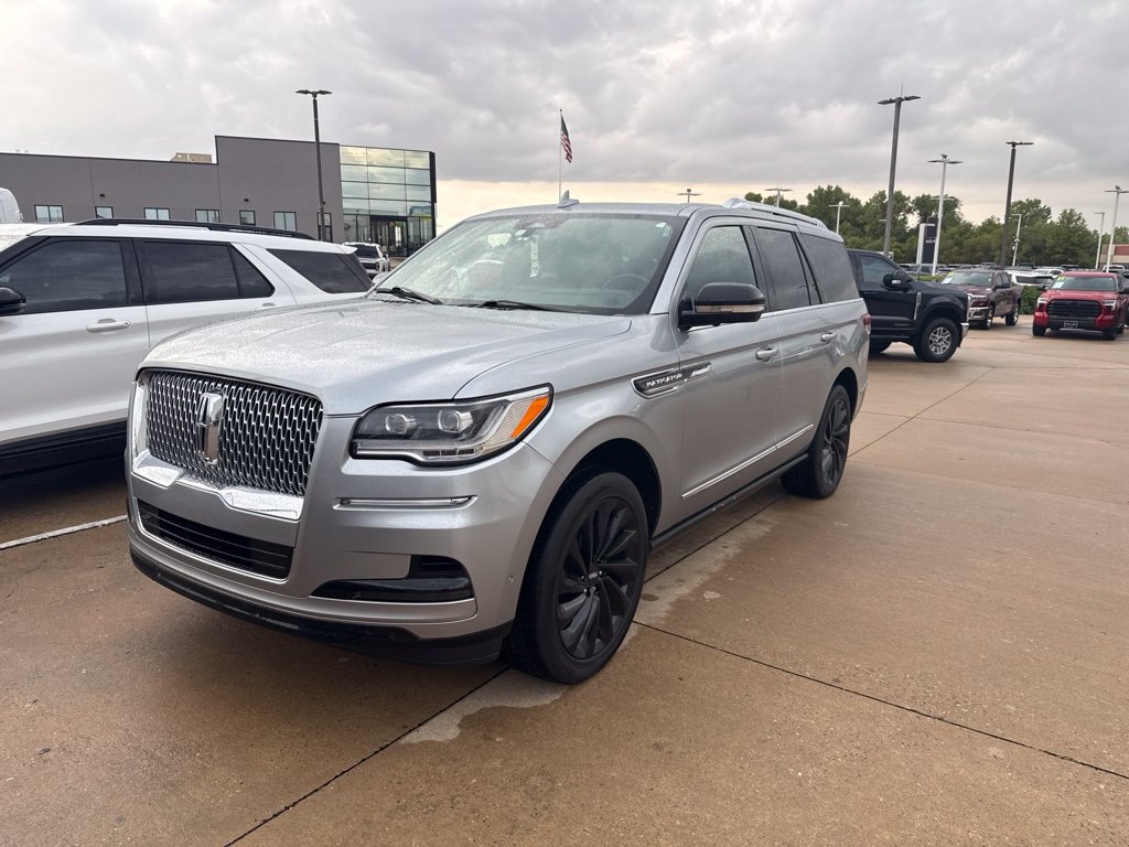 Used 2022 Lincoln Navigator Reserve RWD image 2