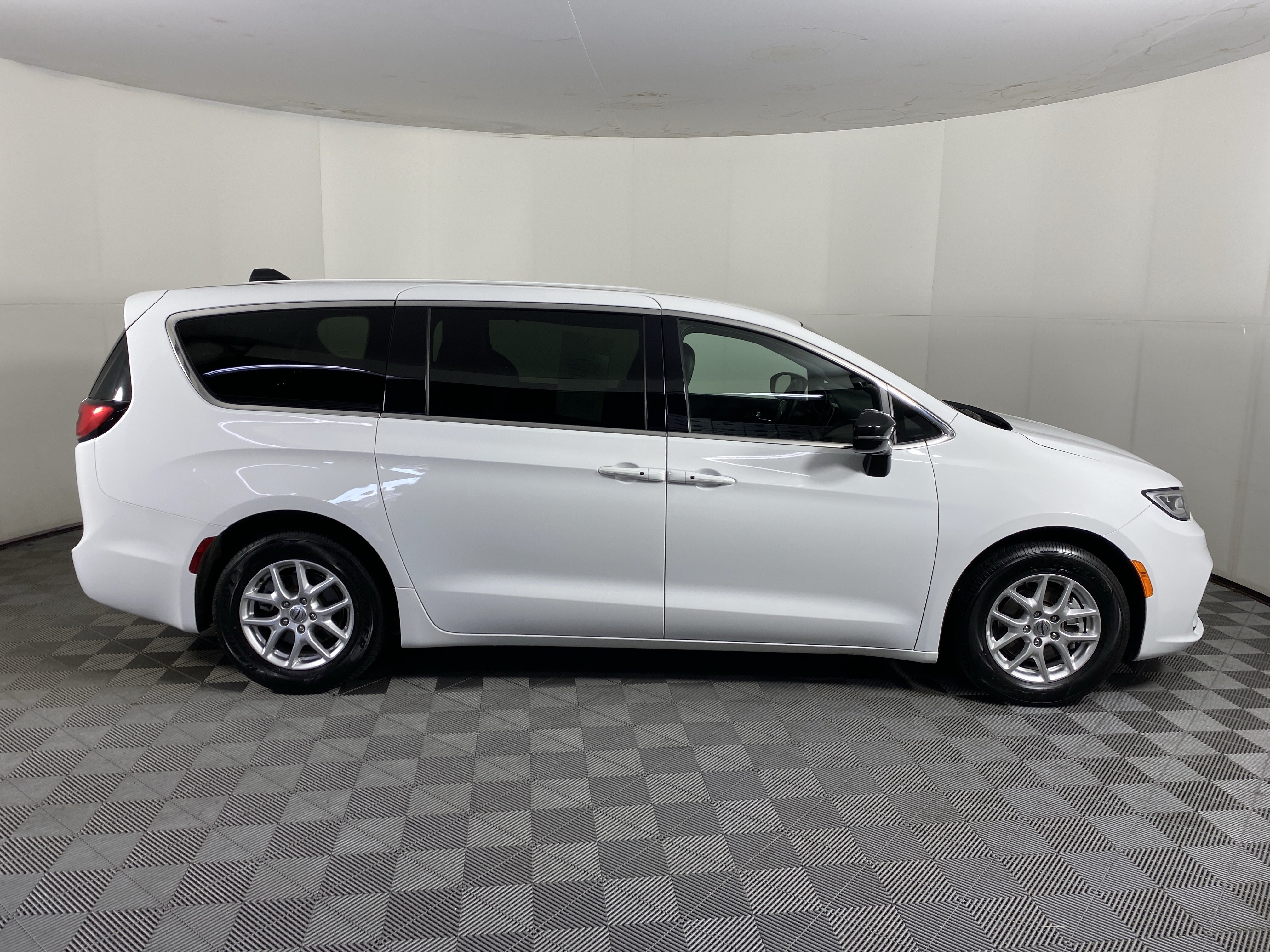 Used 2025 Chrysler Pacifica Select FWD image 6