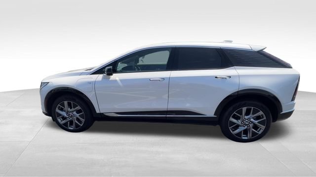 Certified 2025 Cadillac Optiq Luxury 2 w/ LPO, Floor Liner Package AWD/4WD image 3