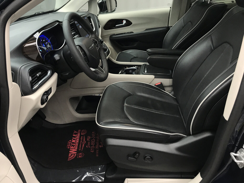 Used 2024 Chrysler Pacifica Limited w/ Uconnect Theater Family Group image 9