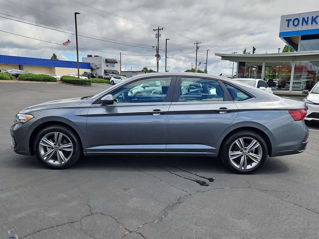 Used 2024 Volkswagen Jetta SE FWD image 3