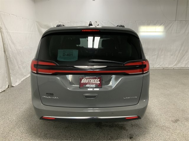 Used 2023 Chrysler Pacifica Limited image 7