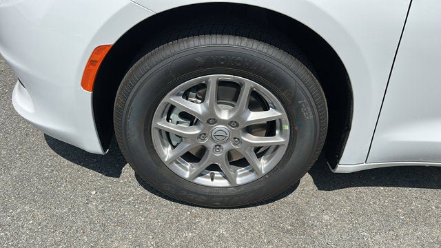 Used 2026 Chrysler Voyager LX FWD image 5