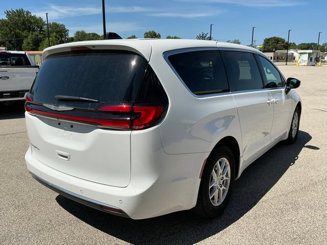 Used 2023 Chrysler Pacifica Touring FWD image 19