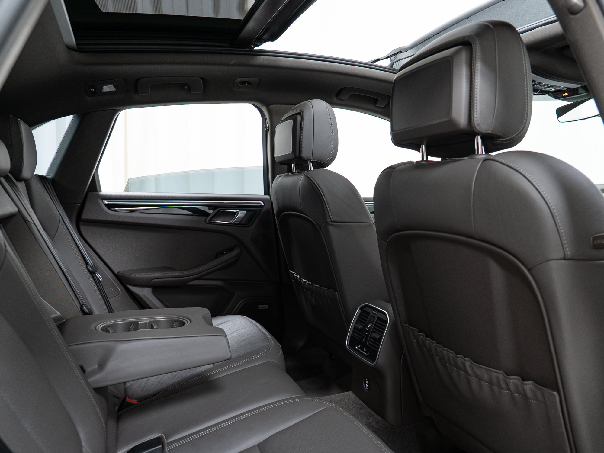 Certified 2022 Porsche Macan S AWD/4WD image 26