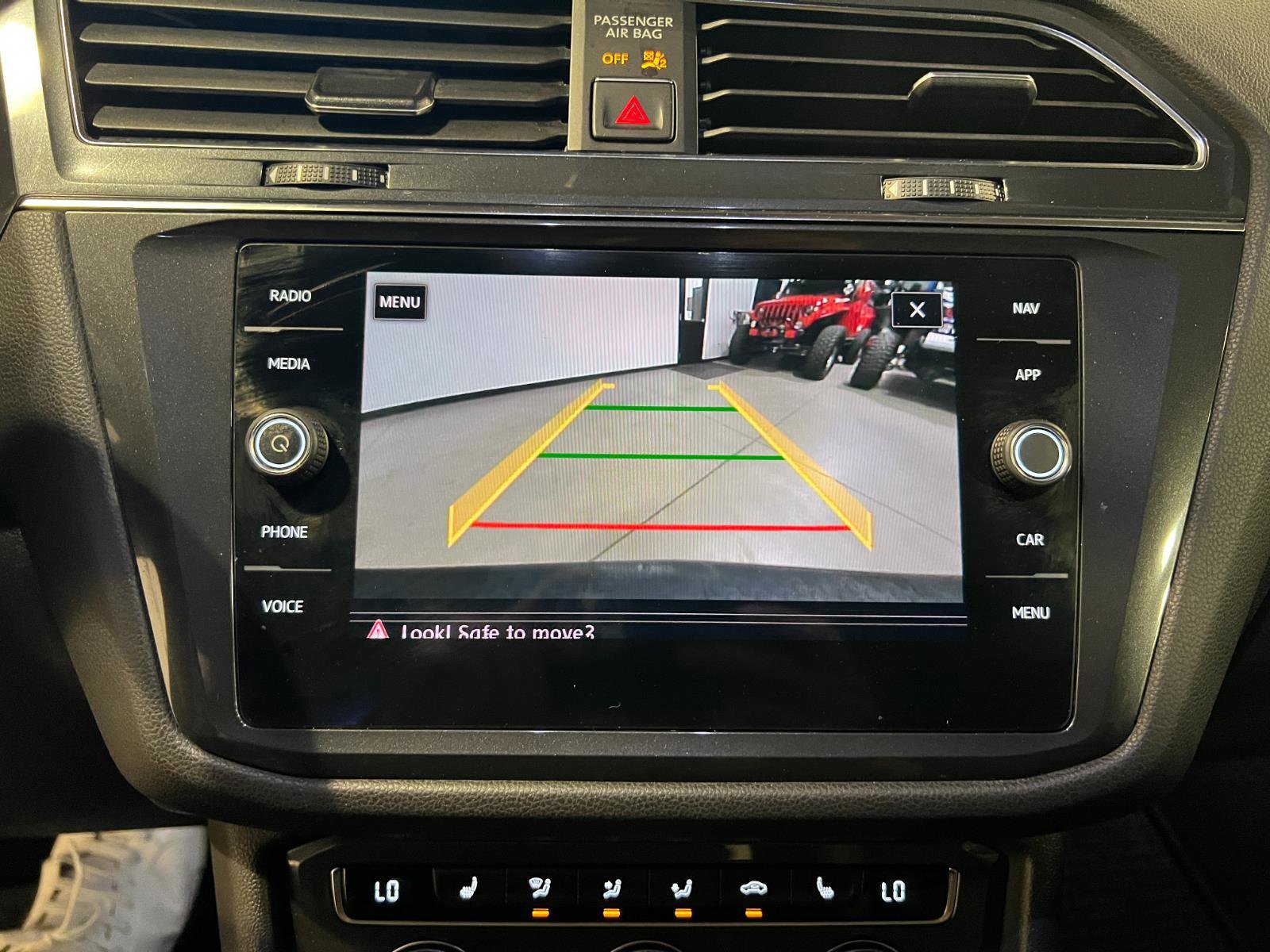 Used 2018 Volkswagen Tiguan SEL AWD/4WD image 18