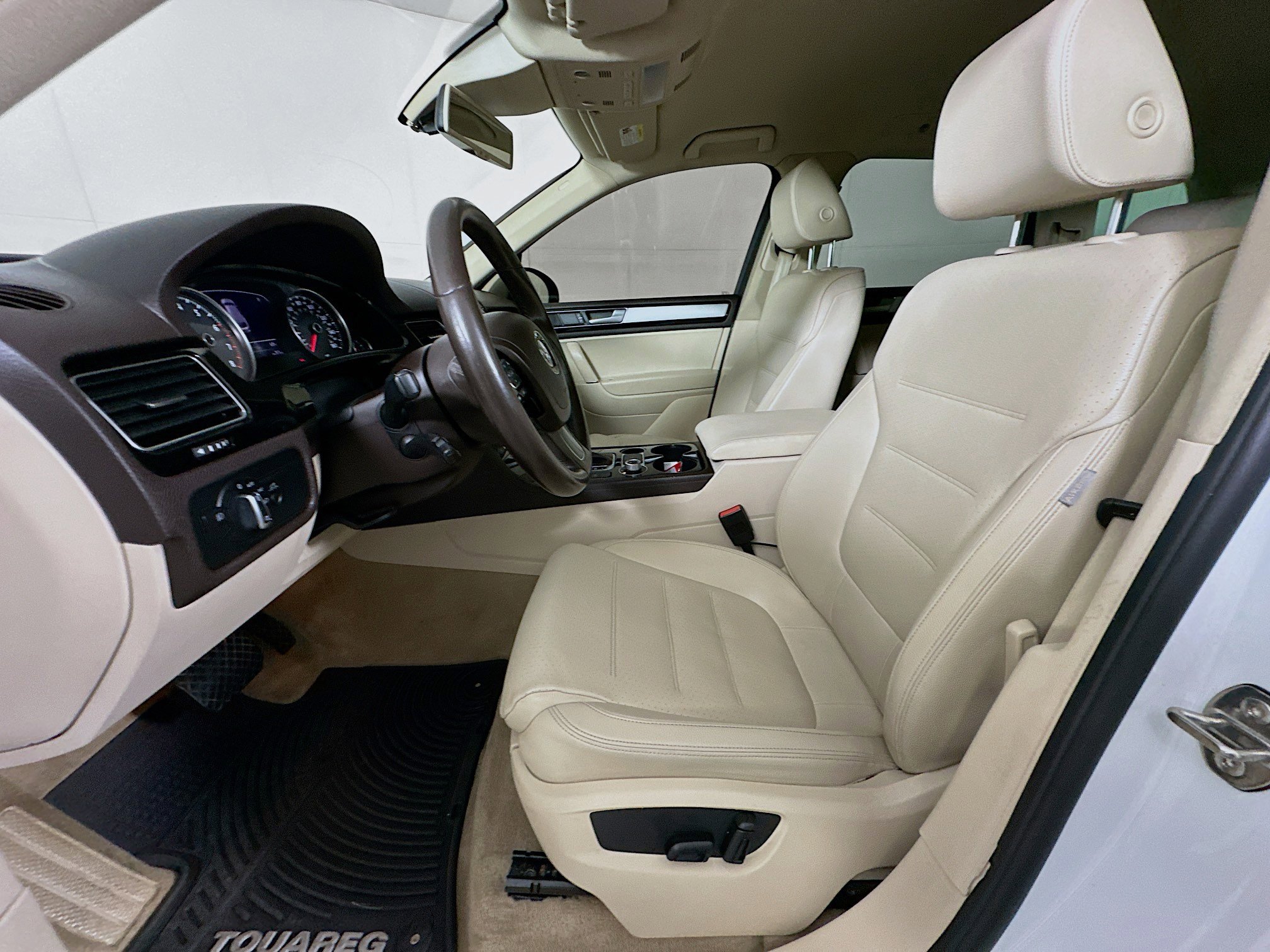 Used 2016 Volkswagen Touareg Sport image 13