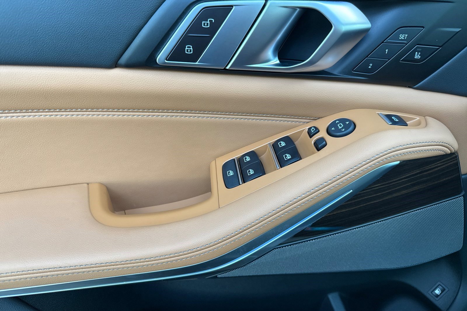 Certified 2024 BMW X5 xDrive50e w/ Premium Package image 12