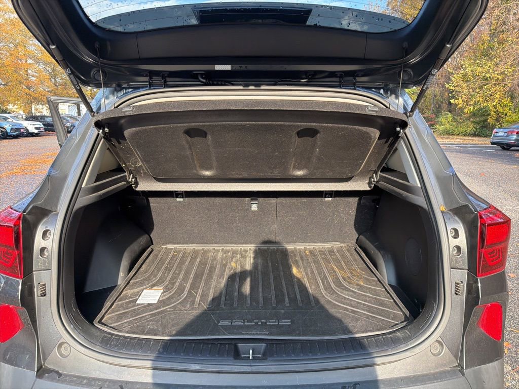 Used 2023 Kia Seltos SX w/ SX Sunroof Package image 12