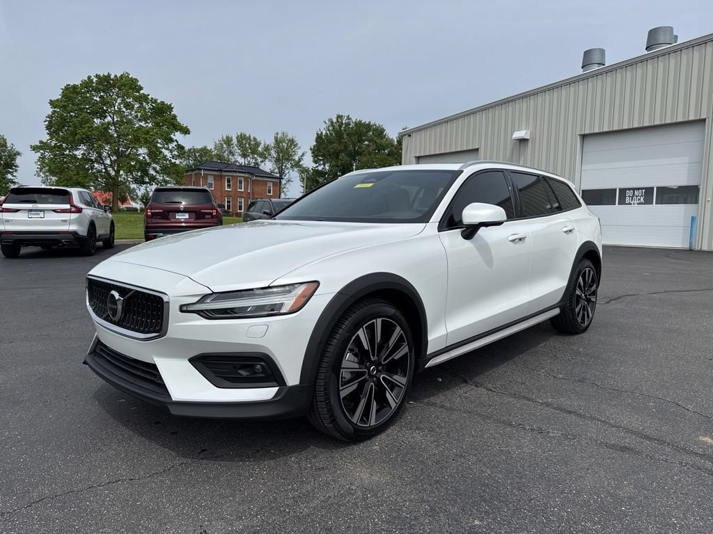 Used 2025 Volvo V60 B5 Cross Country Ultra w/ Climate Package AWD/4WD image 3