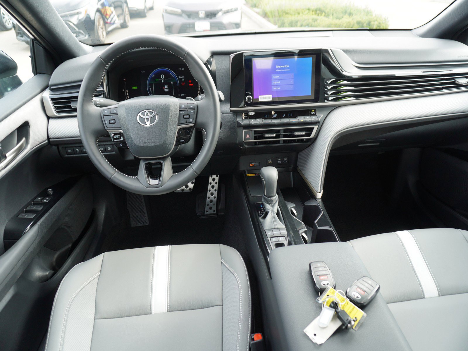Used 2025 Toyota Camry SE image 2