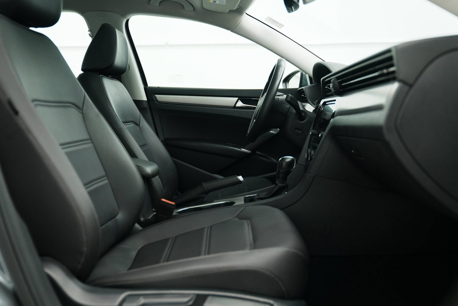 Used 2022 Volkswagen Passat 2.0T SE image 25