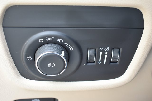 Used 2025 Jeep Grand Cherokee L Limited image 17