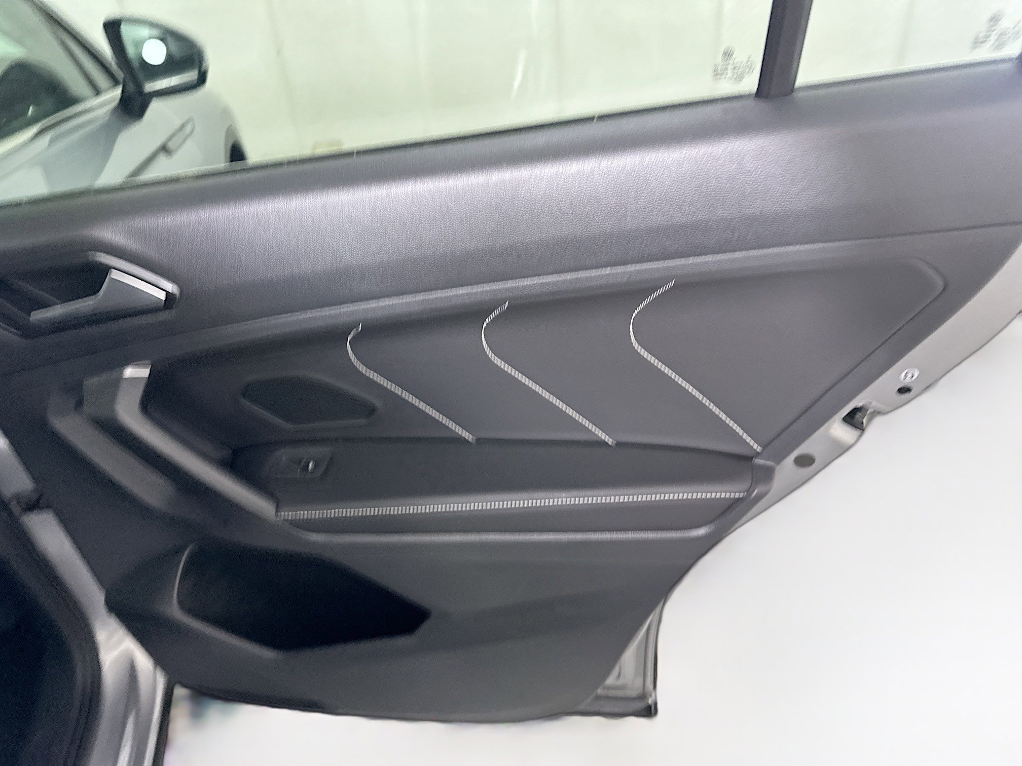 Used 2022 Volkswagen Tiguan SE w/ Panoramic Sunroof Package image 30