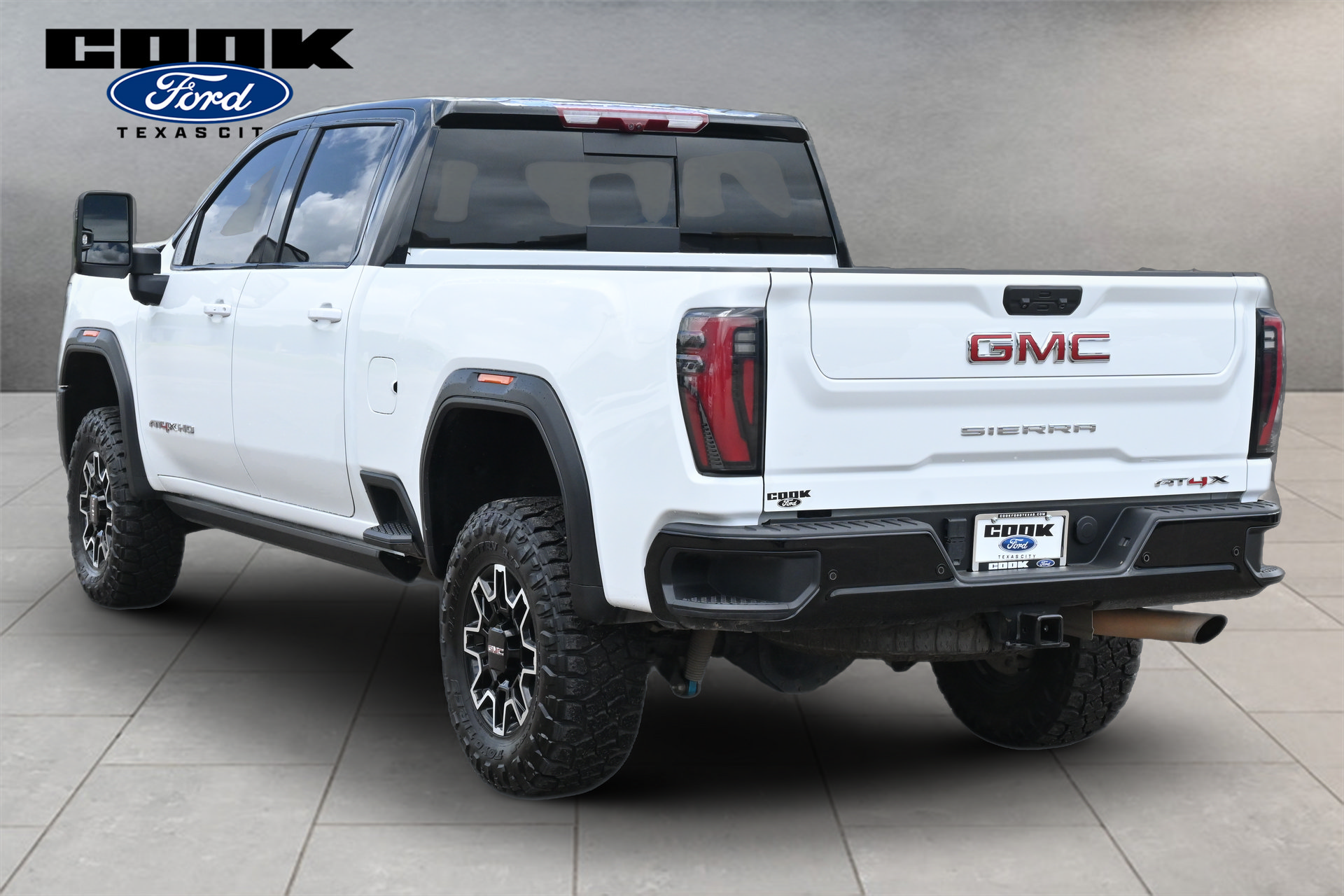 Used 2025 GMC Sierra 2500 AT4X AWD/4WD image 4