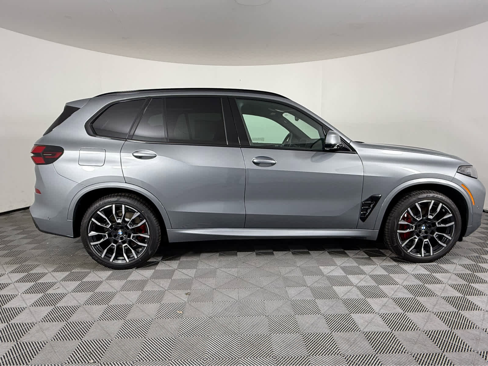 New 2026 BMW X5 xDrive50e w/ M Sport Package AWD/4WD image 2