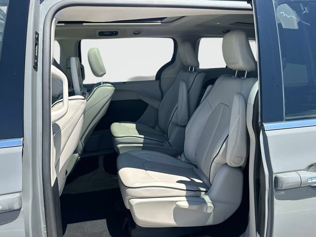 Used 2020 Chrysler Pacifica Limited w/ Advanced Safetytec Group FWD image 17