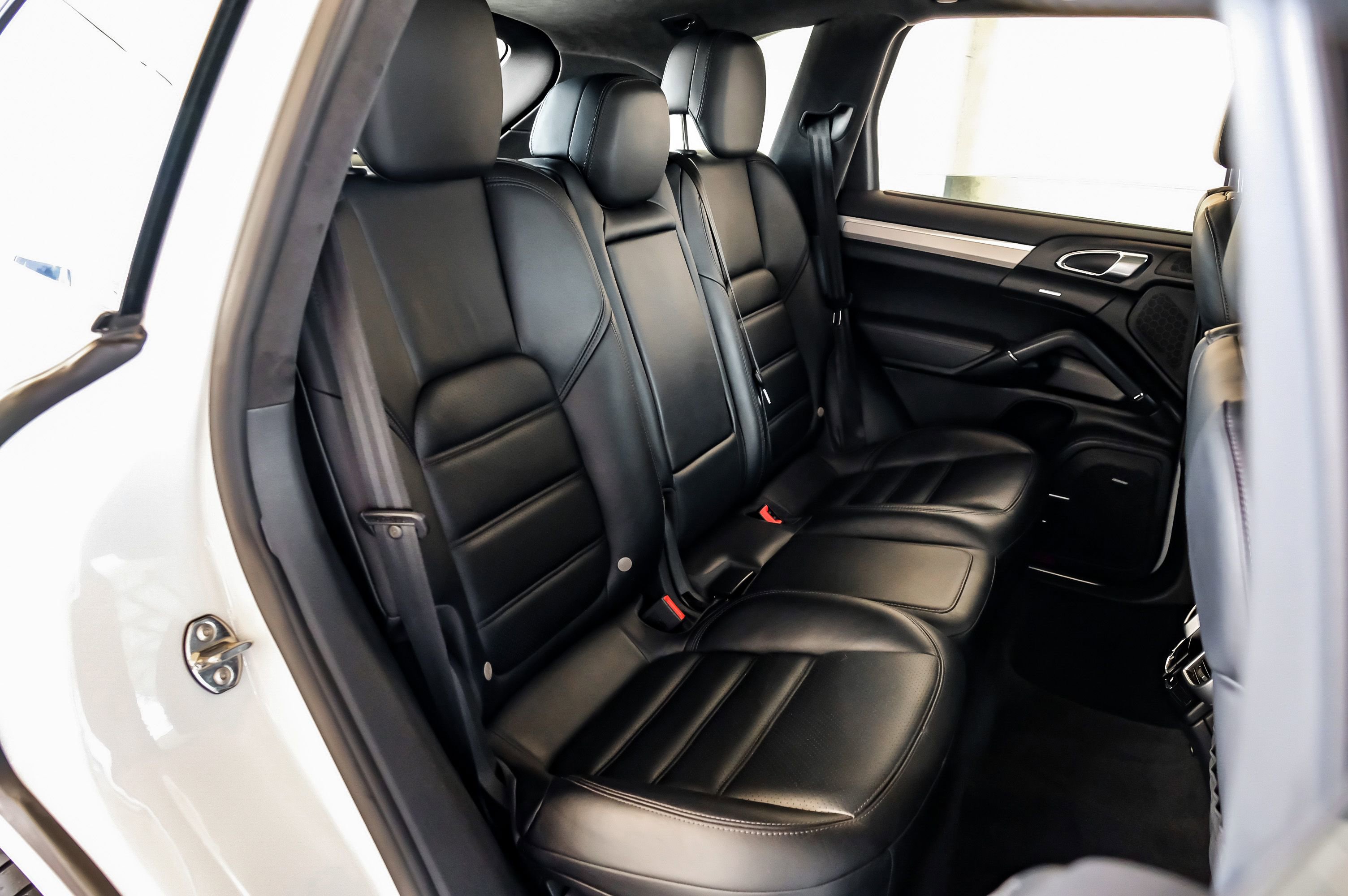 Used 2015 Porsche Cayenne Turbo w/ Premium Plus Package AWD/4WD image 32