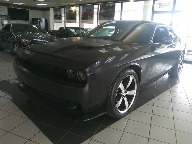 Used 2017 Dodge Challenger R/T w/ Driver Convenience Group RWD image 2