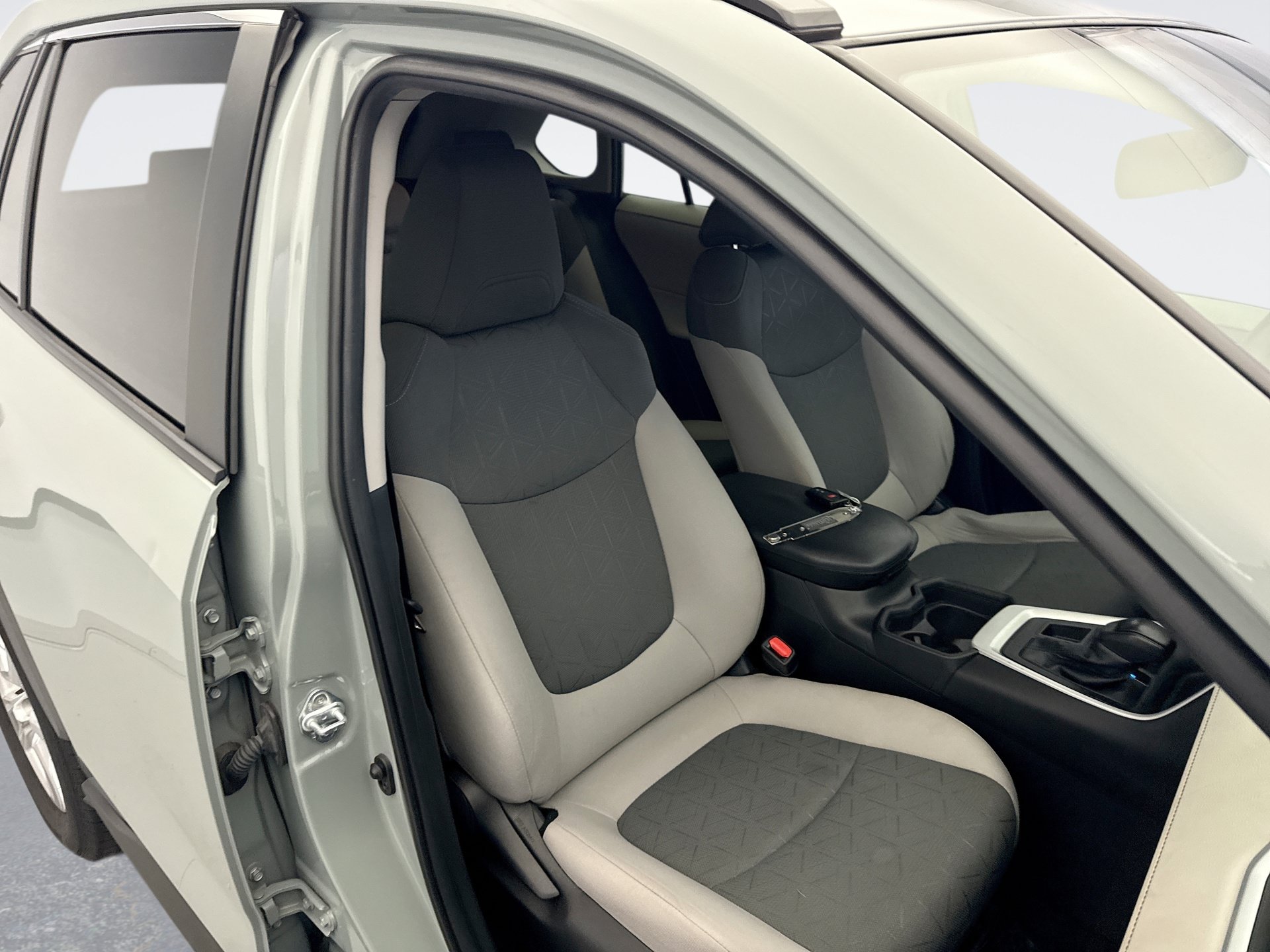 Used 2021 Toyota RAV4 XLE AWD/4WD image 18
