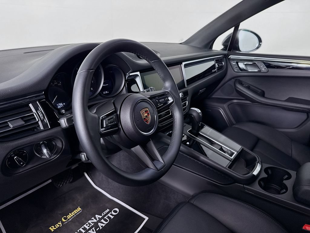 Certified 2025 Porsche Macan AWD/4WD image 4