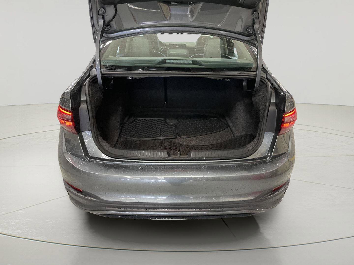 Used 2025 Volkswagen Jetta SE image 10