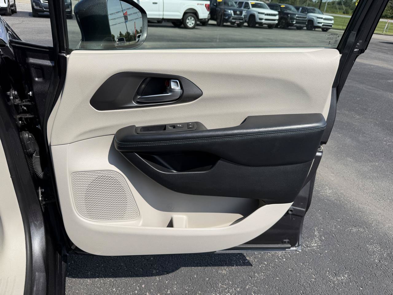 Used 2021 Chrysler Pacifica Touring-L FWD image 22