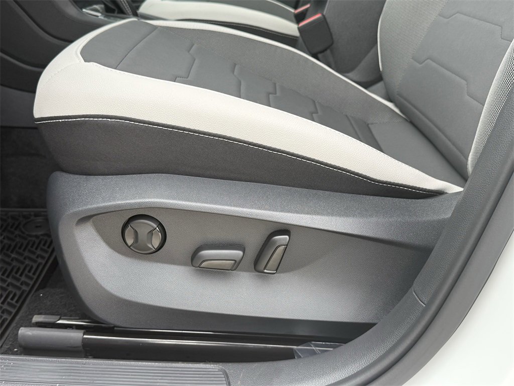 New 2026 Volkswagen Taos SE image 13