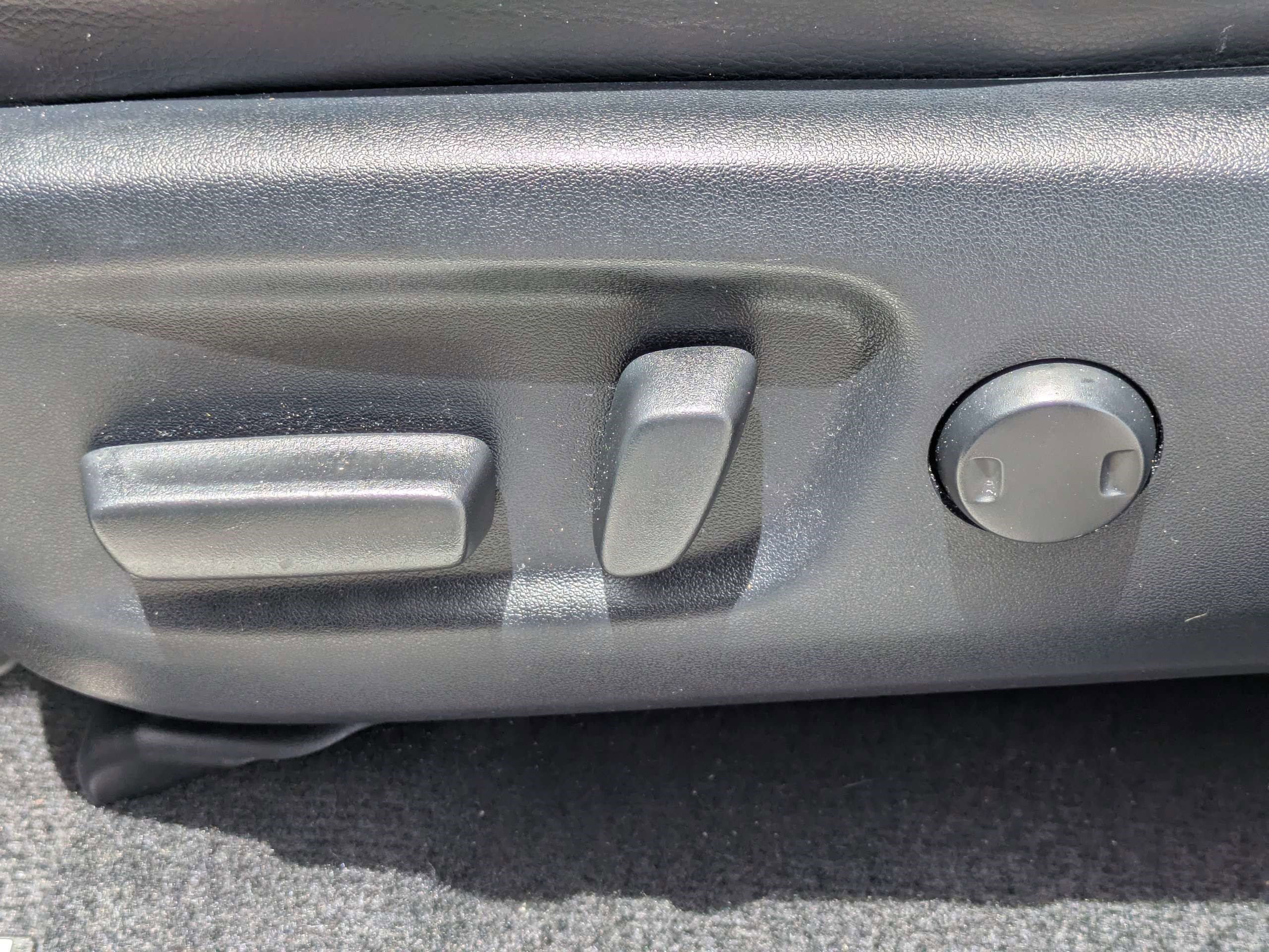 Used 2018 Toyota RAV4 Limited FWD image 19
