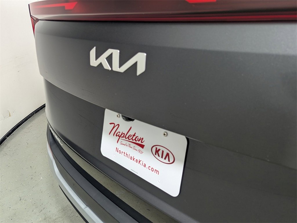 Used 2025 Kia Carnival EX image 8