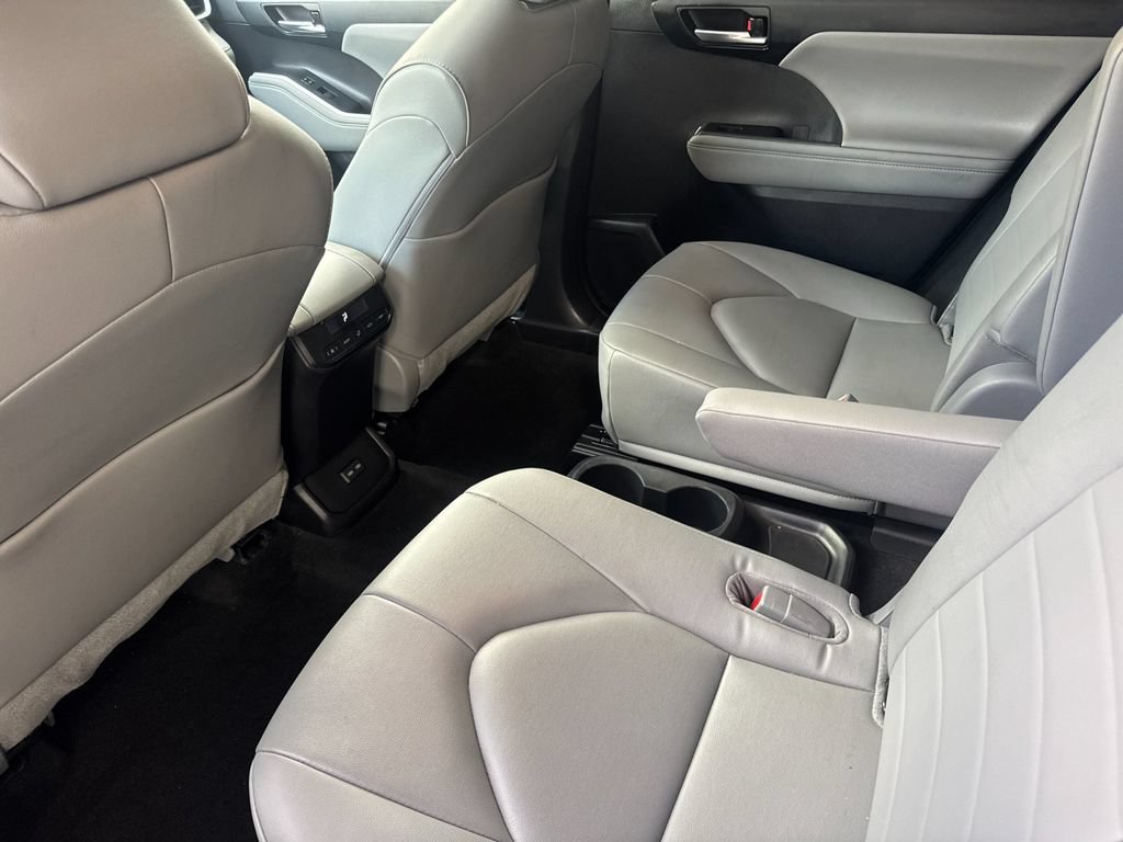 Used 2023 Toyota Highlander XLE FWD image 11