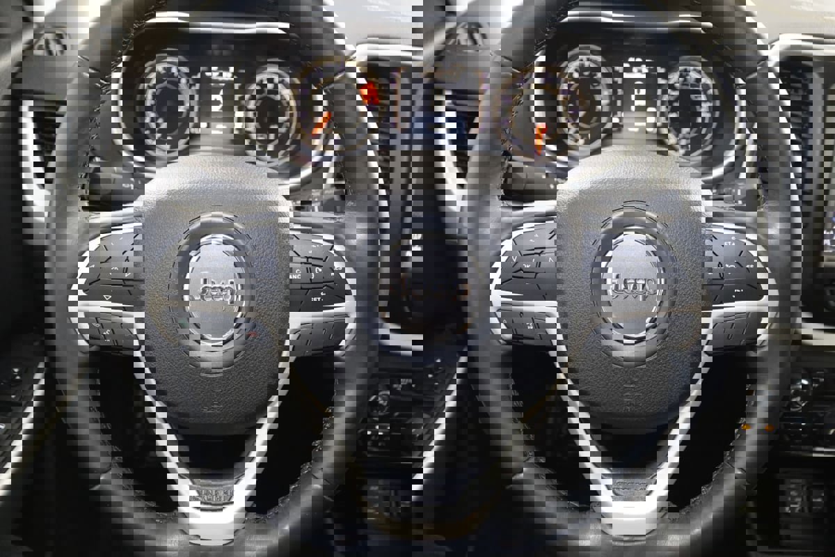 Used 2018 Jeep Cherokee Latitude Plus w/ Cold Weather Group FWD image 33