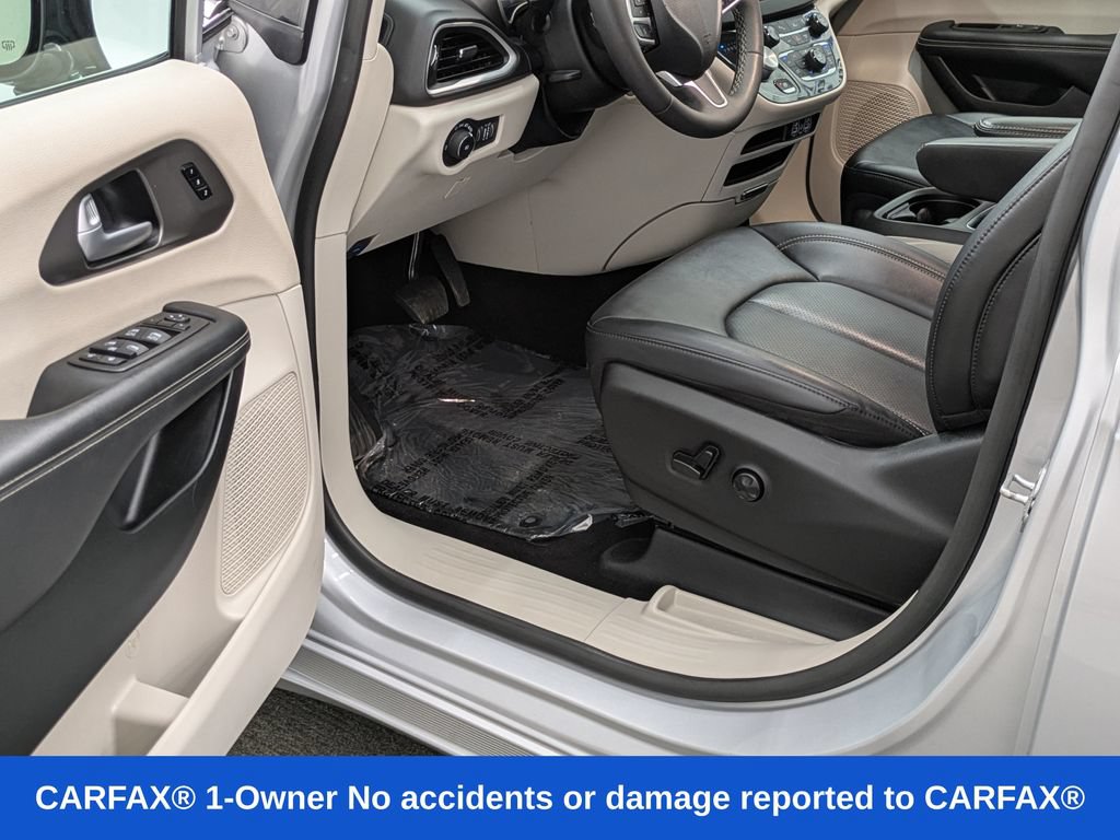 Used 2024 Chrysler Pacifica Touring-L FWD image 37