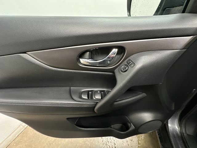 Used 2015 Nissan Rogue SV w/ SV Premium Package image 19