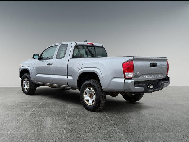 Used 2017 Toyota Tacoma SR image 3