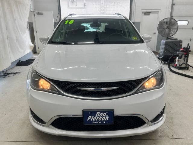 Used 2018 Chrysler Pacifica Touring-L w/ Premium Audio Group FWD image 2