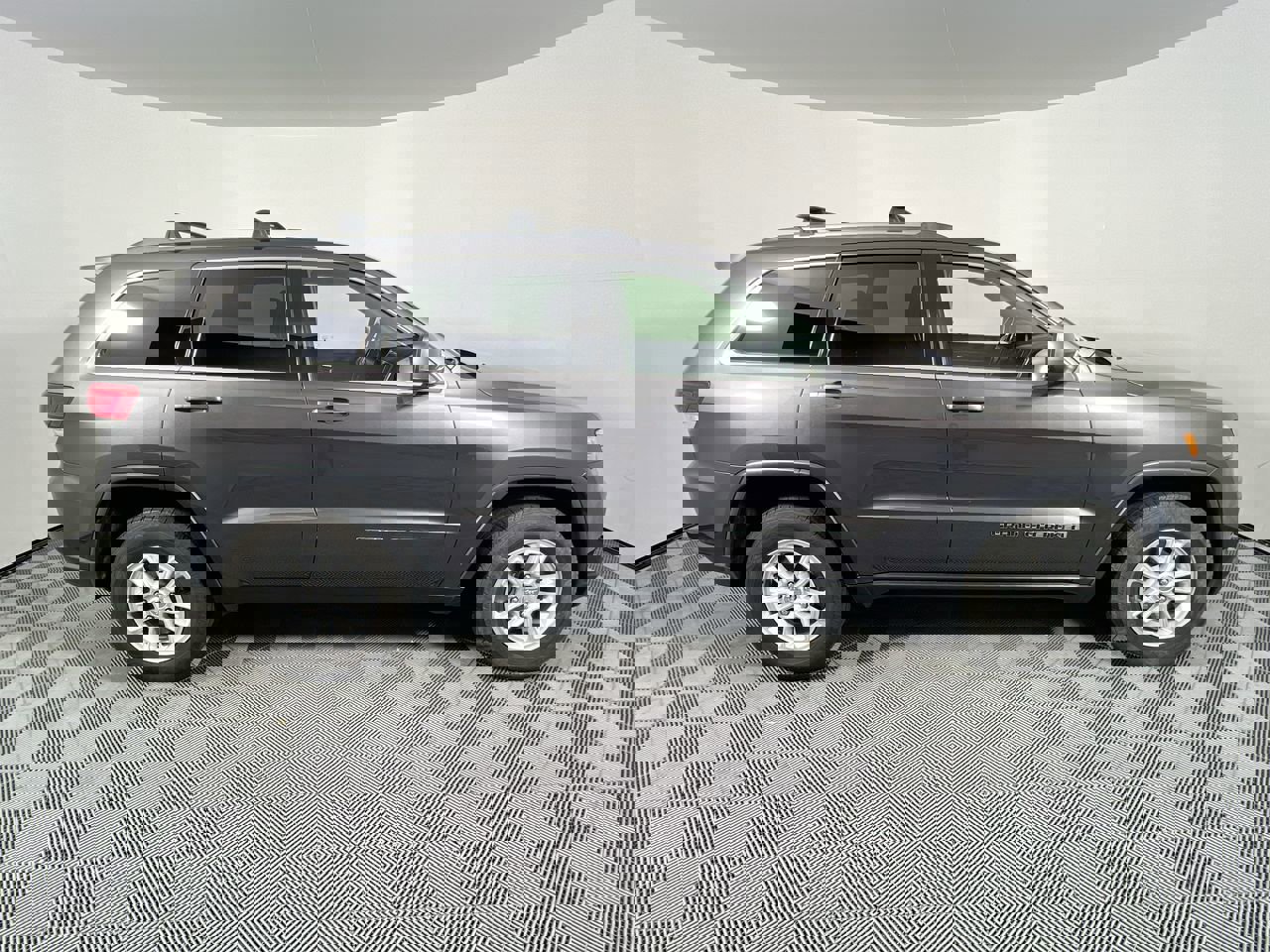 Used 2020 Jeep Grand Cherokee Laredo image 2