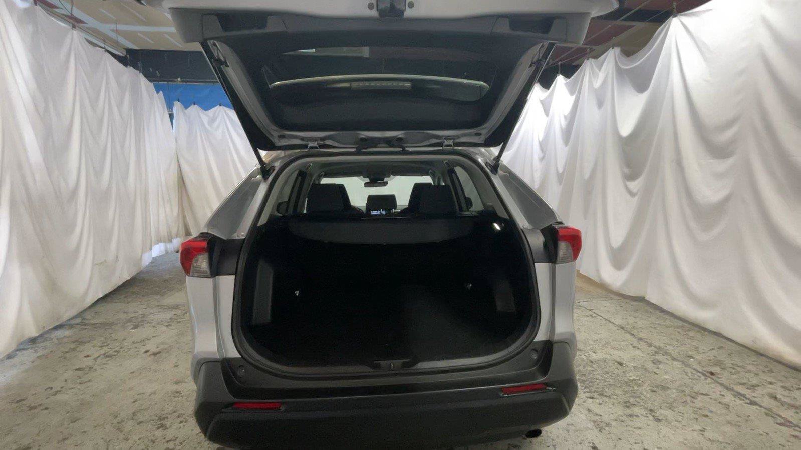 Used 2022 Toyota RAV4 LE AWD/4WD image 21