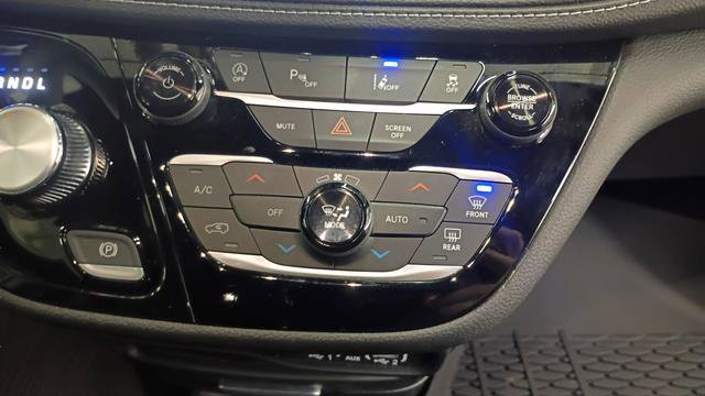 Used 2025 Chrysler Pacifica Select image 16