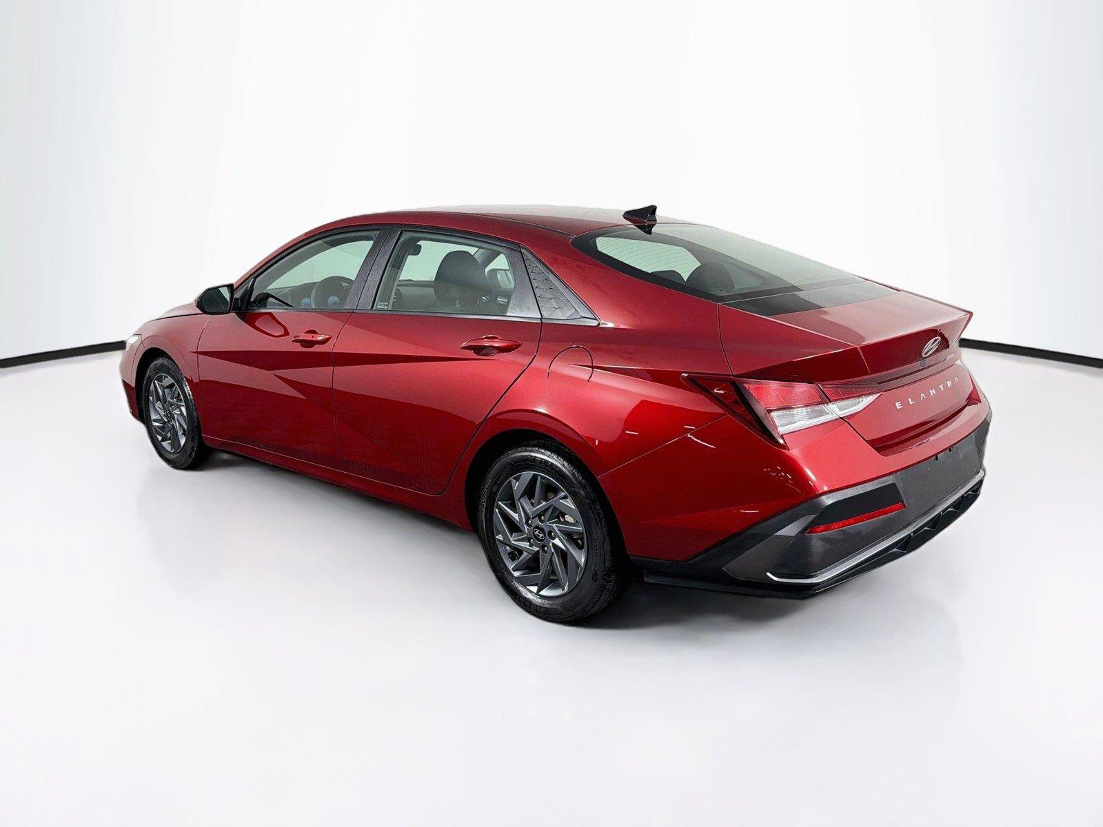Used 2024 Hyundai Elantra SEL FWD image 9