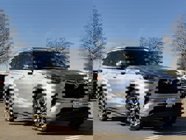 Used 2022 Toyota Highlander Limited image 2