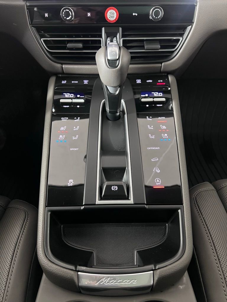 Certified 2025 Porsche Macan image 37