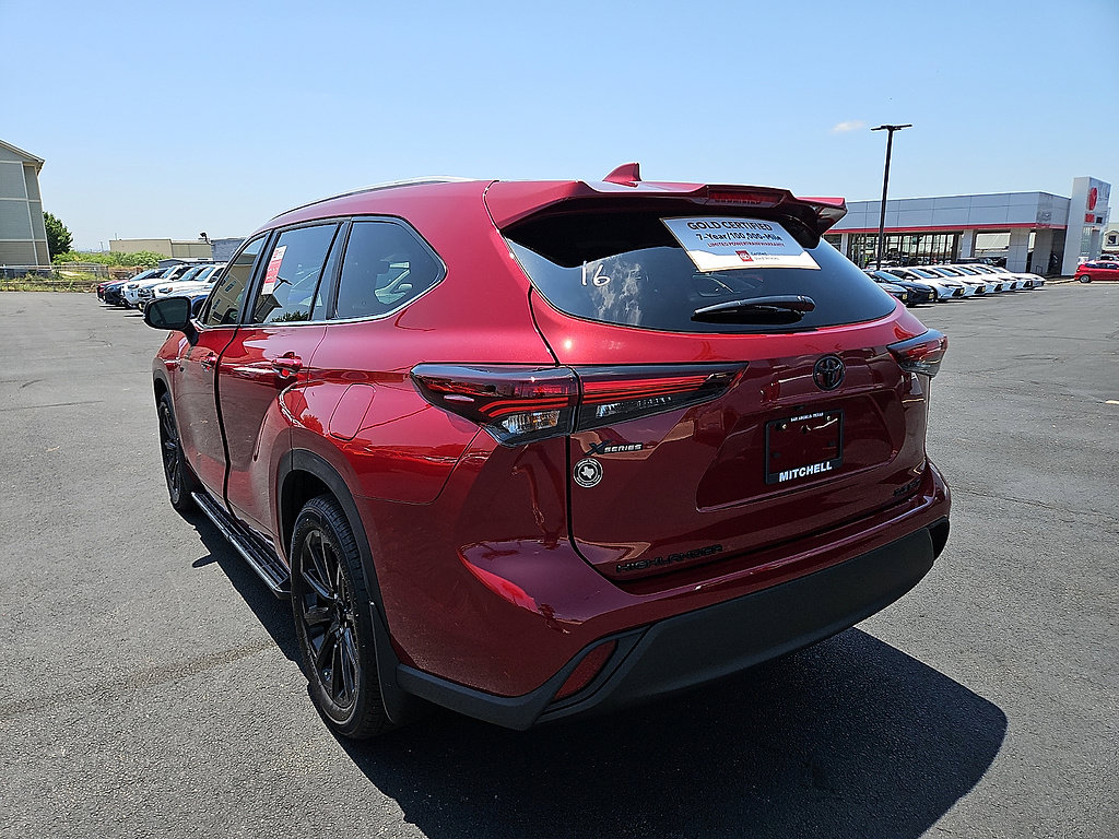 Certified 2026 Toyota Highlander XLE AWD/4WD image 3