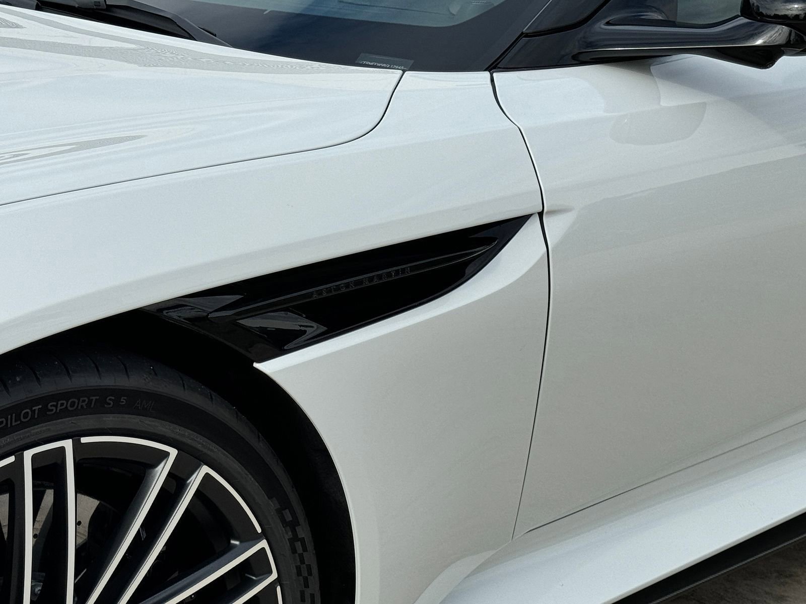 Used 2024 Aston Martin DB12 Coupe image 13