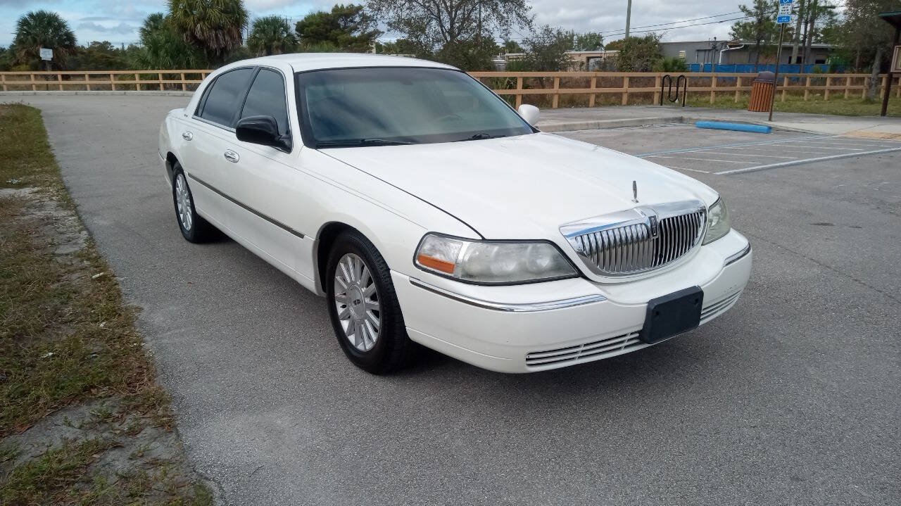 Used 2003 Lincoln Town Car Executive RWD image 4